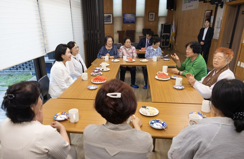 김혜경 여사가 25일 광주 남구 양림동 오월어머니집을 방문했다. 대통령실 제공