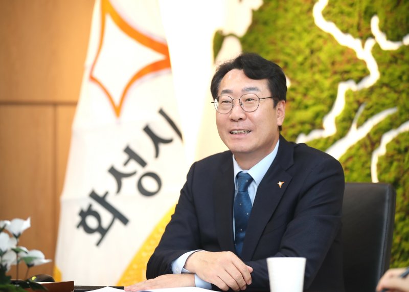 정명근 화성시장이 25일 인터뷰에서 화성특례시를 '직주락 도시'로 완성하기 위한 계획을 설명 하고 있다. 화성시 제공