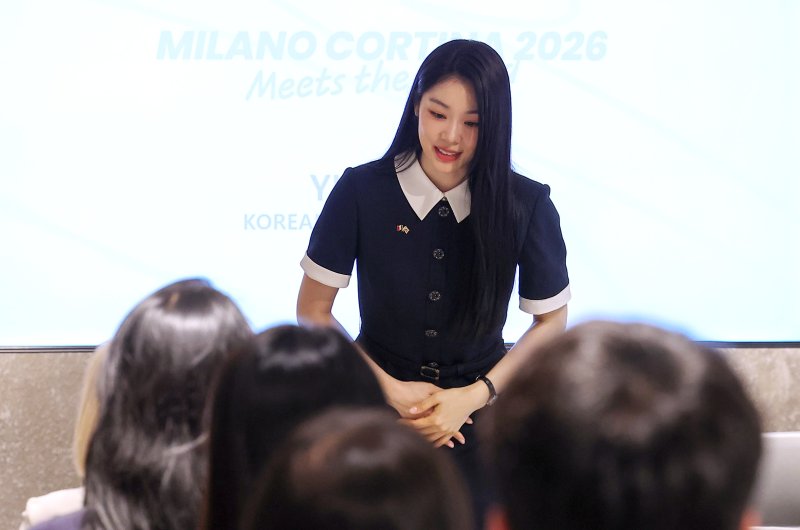 전 피겨스케이팅 선수 김연아가 25일 서울 강남구 신사동 하이스트리트 이탈리아에서 열린 2026 밀라노 코르티나 동계 올림픽 공식 설명회에서 인사하고 있다. 2025.6.25/뉴스1 ⓒ News1 김성진 기자
