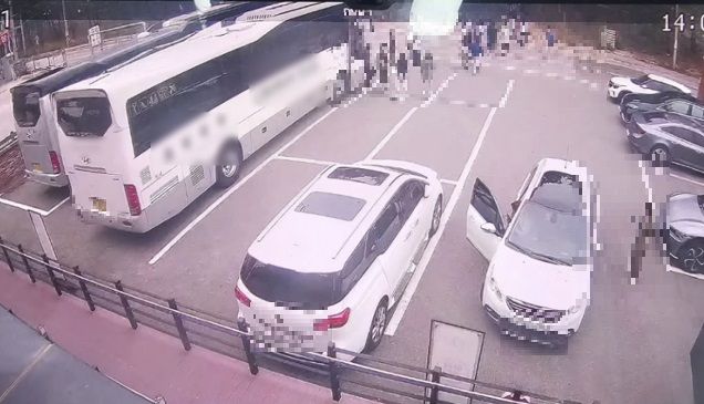 "대형버스 2대 자리 비워달라"..커피 산다더니 화장실만 쓰고 떠났다 [어떻게 생각하세요]