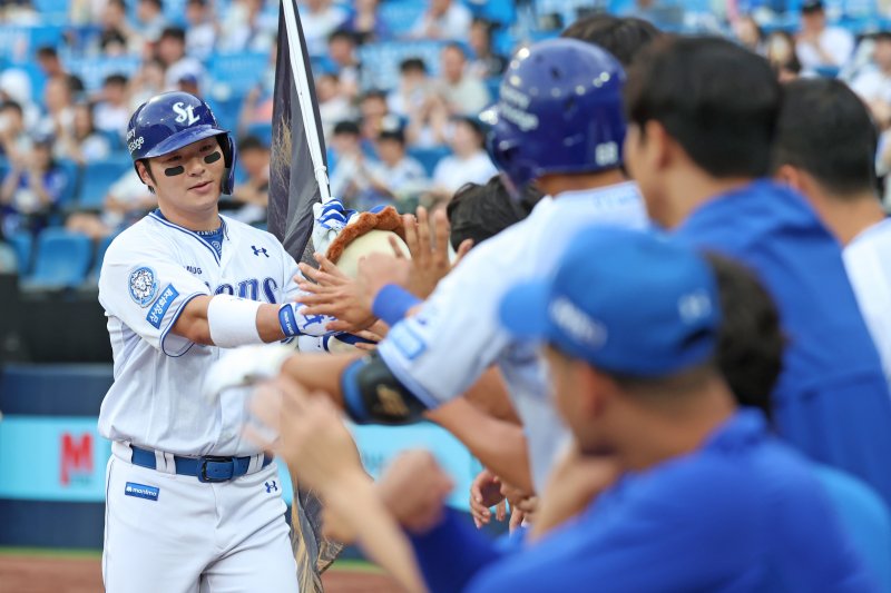 [서울=뉴시스] 프로야구 삼성 라이온즈 박병호가 25일 대구 삼성라이온즈파크에서 열린 2025 신한 쏠뱅크 KBO리그 한화 이글스와의 경기 3회말 솔로홈런을 친 뒤 동료들의 축하를 받고 있다. (사진=삼성 라이온즈 제공) 2025.06.25. *재판매 및 DB 금지