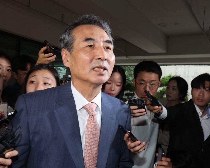 김건희 여사와 관련한 각종 의혹 사건을 수사하는 민중기 특별검사가 25일 서울 서초구에 마련된 바카라사이트 쿠폰팀 임시 사무실로 출근하며 취재진의 질문에 답하고 있다. 연합뉴스