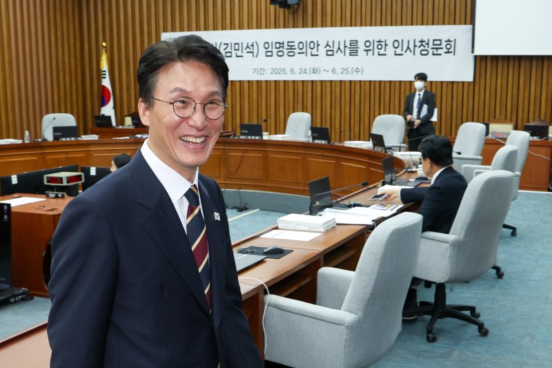 김민석 국무총리 후보자가 25일 오후 서울 여의도 국회에서 인사바카라사이트 소울카지노 속개를 기다리다 정회 후 저녁식사를 위해 이동하고 있다. 이날 바카라사이트 소울카지노는 오후 5시 속개 예정이었으나 바카라사이트 소울카지노의힘 의원들은 후보자 자료 미제출을 이유로 회의장에 들어오지 않았다. 민주당은 이종배 위원장에게 오후 8시 반 속개를 요청했다. 2025.6.25/뉴스1 ⓒ News1 안은나 기자 /사진=뉴스1
