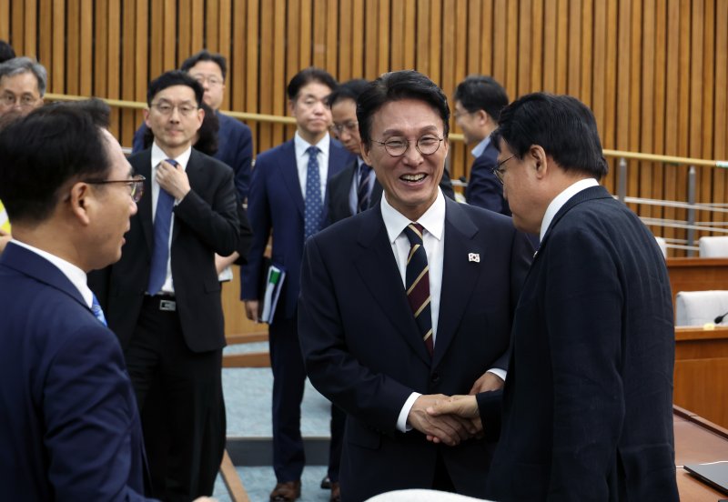 [서울=뉴시스] 고승민 기자 = 김민석 국무총리 후보자가 25일 서울 여의도 국회에서 열린 인사청문회에서 정회 후 황운하 조국혁신당 의원 등과 인사를 나누고 있다. 2025.06.25. kkssmm99@newsis.com