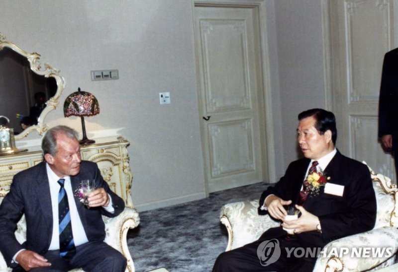 1989년 방한한 브란트와 김대중의 만남 (출처=연합뉴스)