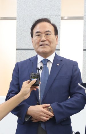 허위사실 공표 혐의로 기소된 서거석 전북교육감이 취재진의 질의에 답변 하고 있다. 뉴스1