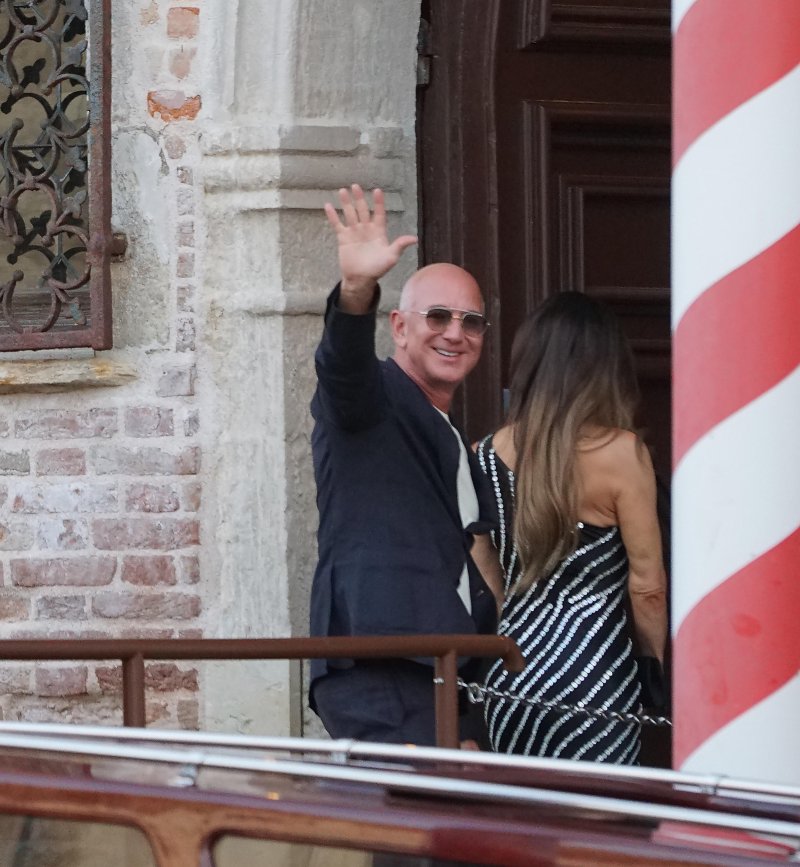 결혼 위해 41억 기부한 이 남자 하객들에게도 기부금 요구