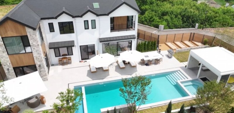 브라이언, 300평 대저택 최초 공개…영화관·홈짐부터 수영장까지