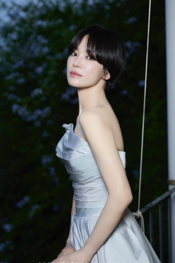 송혜교, 드레스 입은 단발 공주…인형 같은 비현실 비주얼