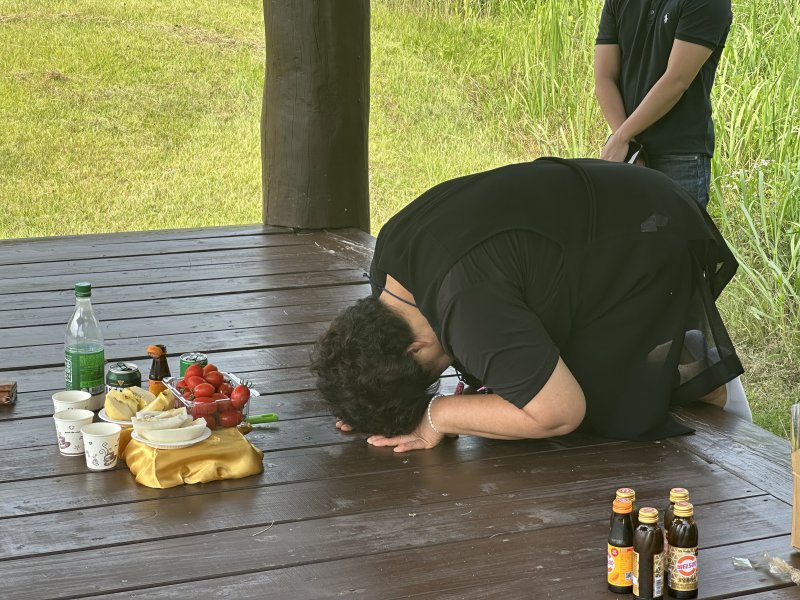 지난 19일 고 정창숙 씨(향년 23세)의 어머니 진옥자 씨가 삼풍백화점 잔해가 묻힌 난지도 노을공원을 찾아 딸을 향해 절을 하고 있다. ⓒ 뉴스1 강서연 기자