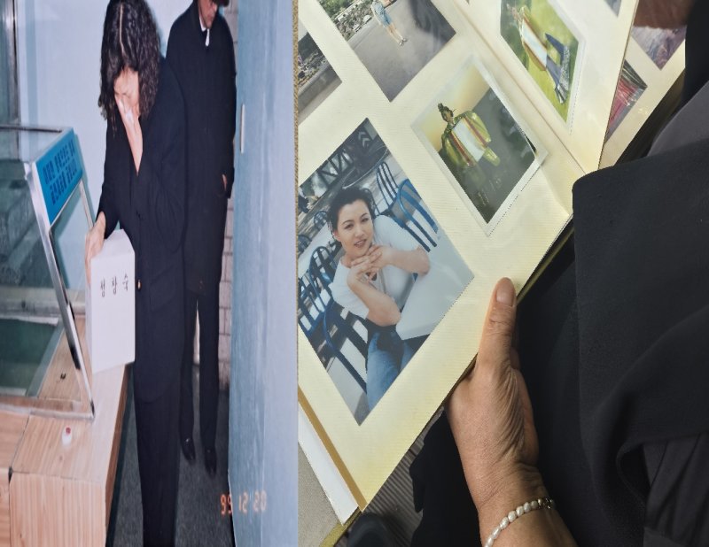 '삼풍백화점 붕괴 참사'가 일어난 지 약 6개월 만에 딸의 유골이 아닌 신원 미상의 유골이 담긴 유골함을 받아든 진옥자 씨의 당시 모습(왼쪽). 지난 19일 딸 정창숙 싸의 사진을 들여다보고 있는 옥자 씨의 모습(오른쪽). ⓒ 뉴스1 남해인 기자