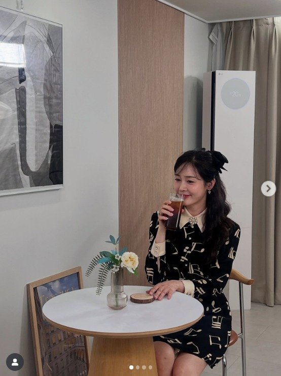 '남편 보석 석장' 성유리, 커피 들고 미소…여전한 걸그룹 비주얼