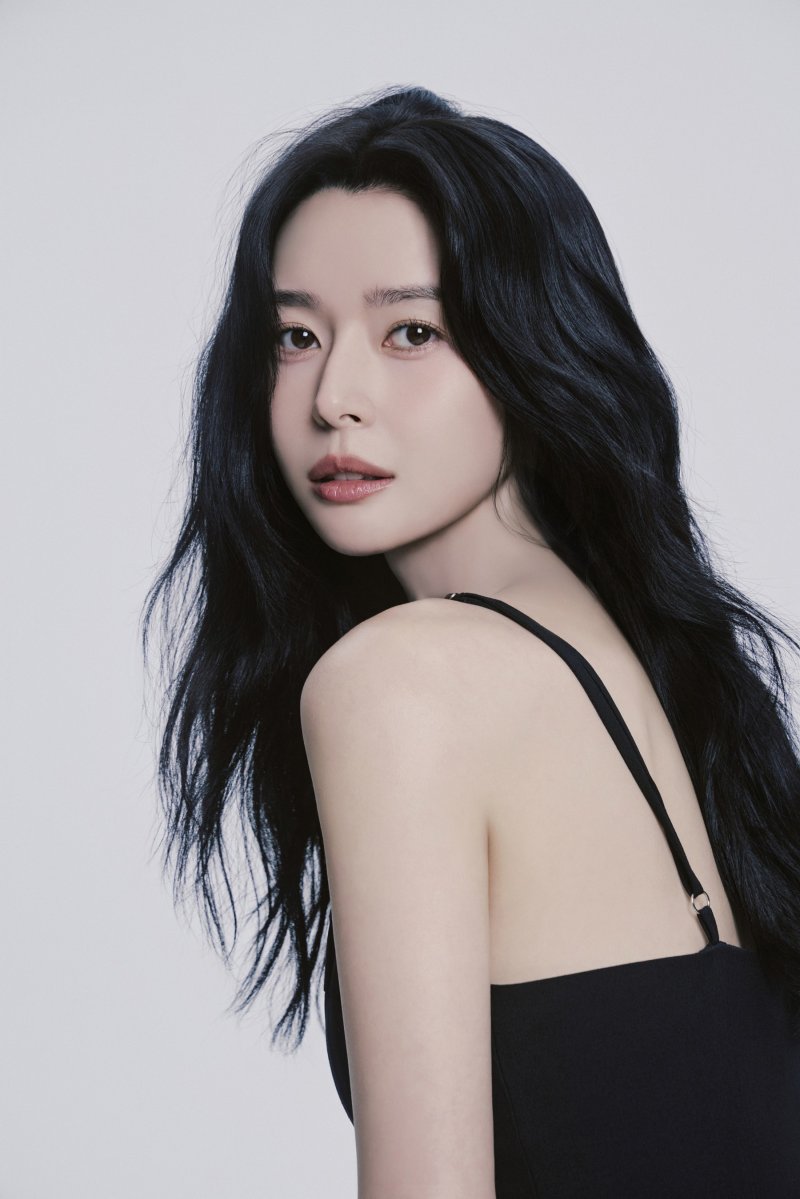 헬로비너스 출신 배우 권나라, 송강호·고소영과 한솥밥