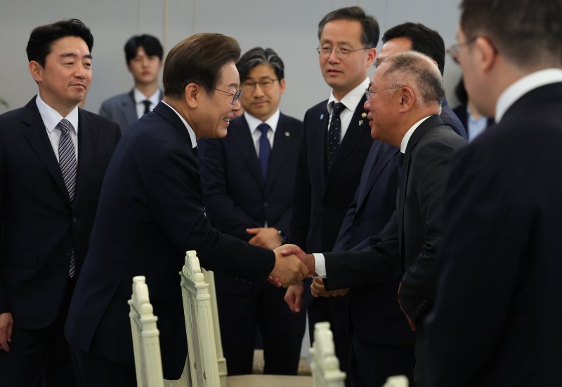 [서울=뉴시스] 최진석 기자 = 이재명 대통령이 13일 서울 용산 대통령실에서 열린 6경제단체와 기업인 간담회에 입장하며 정의선 현대차그룹 회장과 악수하고 있다. 2025.06.13. myjs@newsis.com