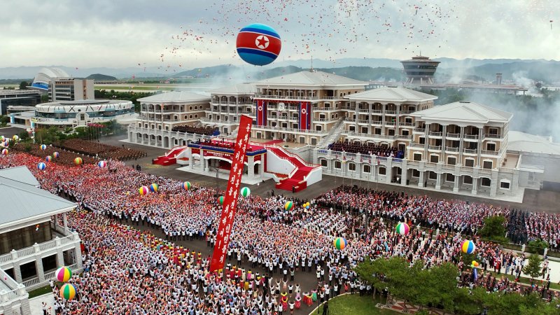 북한 노동당 기관지 노동신문은 26일 "세계를 앞서나가려는 우리 인민의 애국적 열정을 배가해주는 긍지스럽고 고무적인 창조물인 원산갈마해안관광지구 준공식이 지난 24일에 성대히 진행됐다"고 보도했다. 노동신문/뉴스1