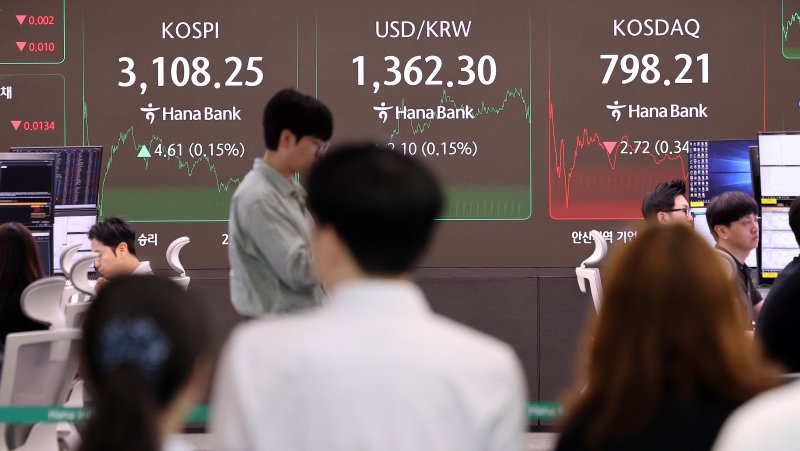 서울 중구 하나은행 딜링룸 전광판에 코스피 종가가 표시되고 있다./뉴스1 ⓒ News1 박지혜 기자
