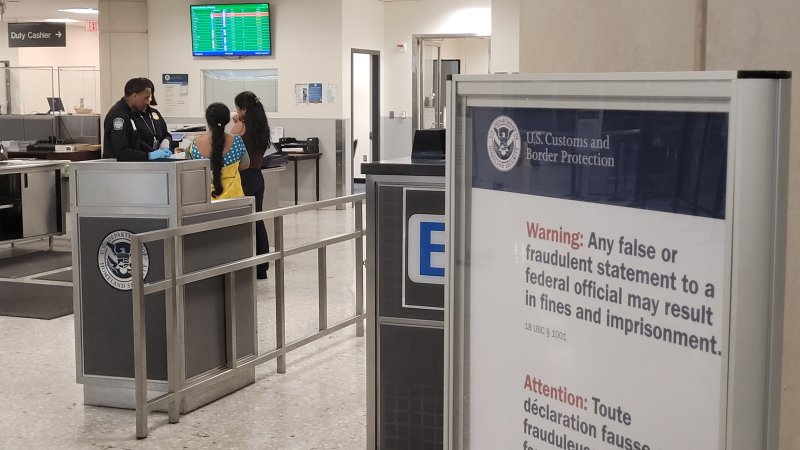 25일(현지시간) 미국 워싱턴DC 인근 덜레스 국제공항에 도착한 승객들이 입국 심사대에서 가방 검색을 받고 있다. 안내판에는 거짓 증언을 할 경우 벌금이나 구금에 처할 수 있다는 경고가 적혀 있다. 2025.6.26 /사진=연합뉴스