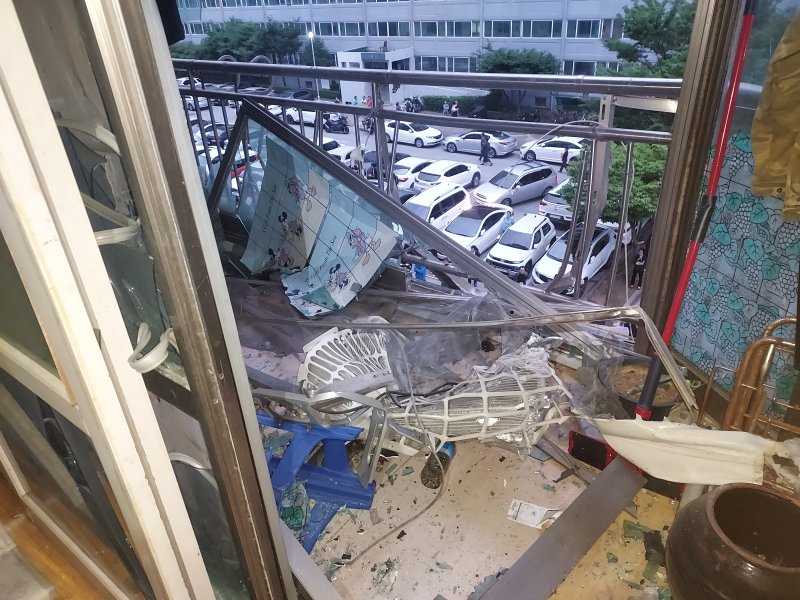 [익산=뉴시스] 지난 25일 오후 7시 8분께 익산시 부송동의 한 아파트 4층에서 에어컨 실외기가 폭발했다. 사진은 당시 실외기가 폭발한 발코니 현장 모습. (사진=전북도소방본부 제공) 2025.06.26. photo@newsis.com *재판매 및 DB 금지 /사진=뉴시스