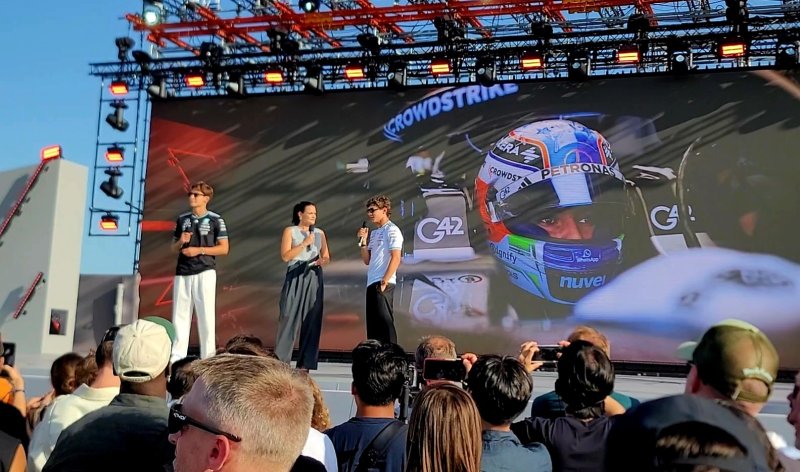 25일 (현지시간) 독일 아팔터바흐에서 열린 메르세데스-벤츠의 고성능 브랜드 메르세데스-AMG의 전기 하이퍼카 콘셉트카 'AMG GT XX' 월드 프리미어에서 메르세데스-AMG 페트로나스 F1팀 소속 드라이버 조지 러셀(왼쪽)과 키미 안토넬리 신차 공개를 축하하고 있다. ⓒ 뉴스1 박기범 기자