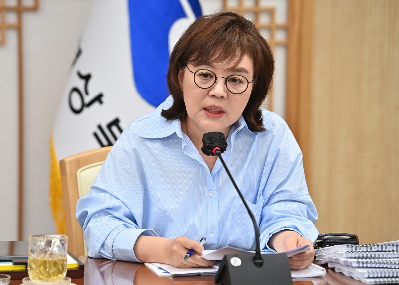 양금희 경북도 경제부지사가 간부회의에서 비상경제대응 TF팀 구성을 지시하고 있다.2025.6.17/뉴스1 ⓒ News1 김대벽기자