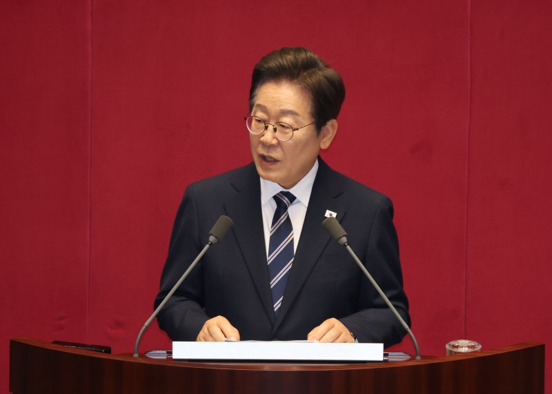 [서울=뉴시스] 고승민 기자 = 이재명 대통령이 26일 서울 여의도 국회에서 열린 본회의에서 추가경정예산 시정연설을 하고 있다. 2025.06.26. kkssmm99@newsis.com