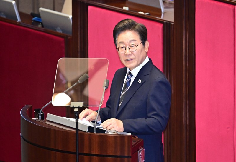 [서울=뉴시스] 국회사진기자단 = 이재명 대통령이 26일 오전 서울 여의도 국회에서 추가경정예산 시정연설을 하고 있다. 2025.06.26. photo@newsis.com