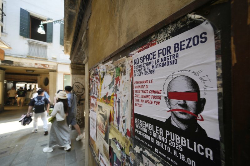 [베니스=AP/뉴시스] 지난 12일(현지 시간) 이탈리아 베니스의 한 건물 외벽에 아마존 창립자 제프 베이조스 초호화 결혼식을 비판하는 전단이 붙어 있다. 2025.06.26.