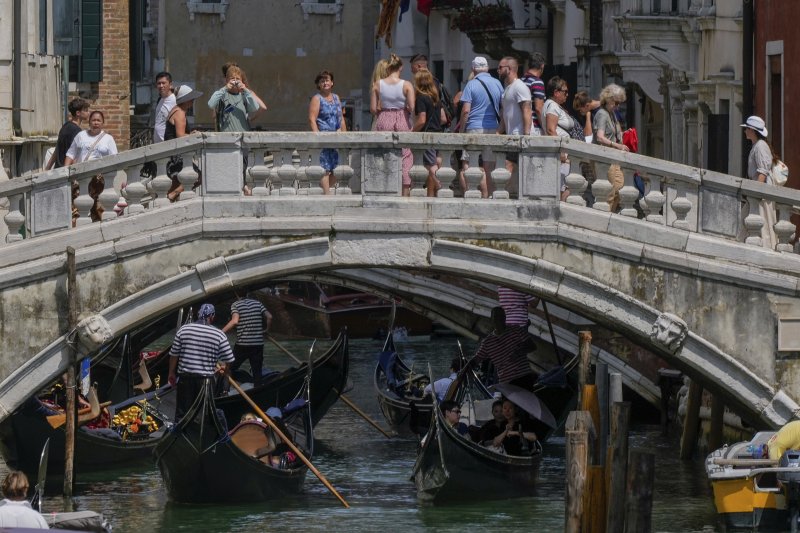 [베니스=AP/뉴시스] 지난 25일(현지 시간) 이탈리아 베니스 운하에 관광객이 모여 있다. 아마존 창립자 제프 베이조스가 약혼녀 로렌 산체스와 26일부터 28일까지 베니스에서 초호화 결혼식을 할 예정이었으나 현지 시민들의 거센 반발에 장소를 변경했다. 2025.06.26.