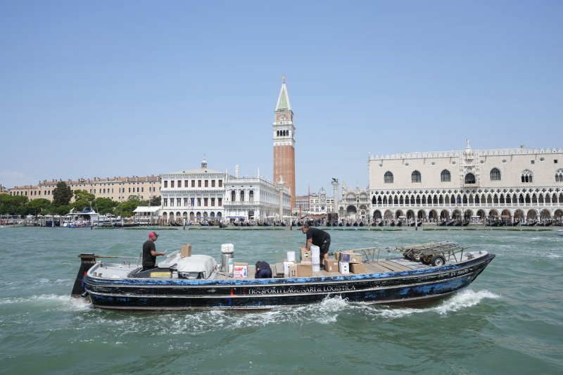 [베니스=AP/뉴시스] 지난 25일(현지 시간) 이탈리아 베니스 산 마르코 광장 앞에 곤돌라가 운행되고 있다. 아마존 창립자 제프 베이조스가 약혼녀 로렌 산체스와 26일부터 28일까지 베니스에서 초호화 결혼식을 할 예정이었으나 현지 시민들의 거센 반발에 장소를 변경했다. 2025.06.26.