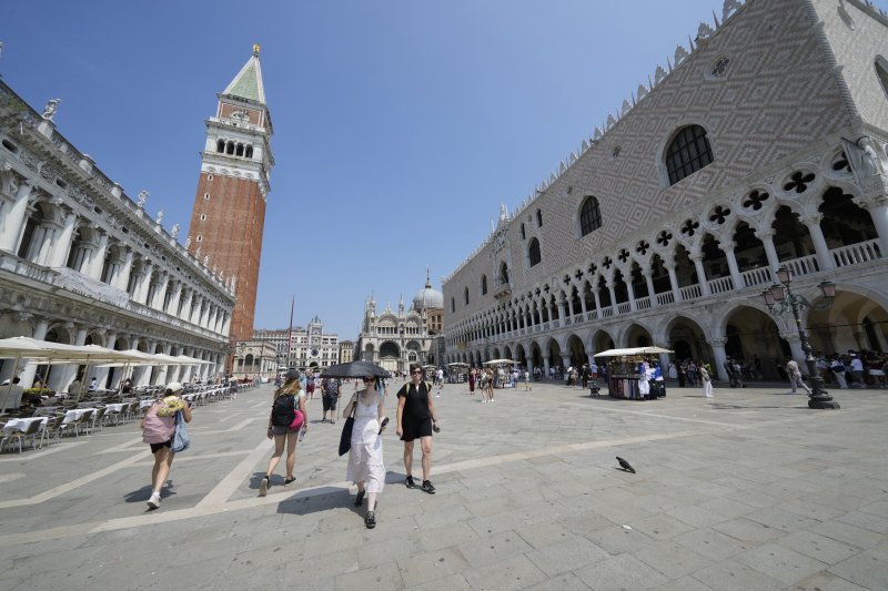 [베니스=AP/뉴시스] 지난 25일(현지 시간) 이탈리아 베니스 산 마르코 광장에서 관광객들이 이동하고 있다. 아마존 창립자 제프 베이조스가 약혼녀 로렌 산체스와 26일부터 28일까지 베니스에서 초호화 결혼식을 할 예정이었으나 현지 시민들의 거센 반발에 장소를 변경했다. 2025.06.26.