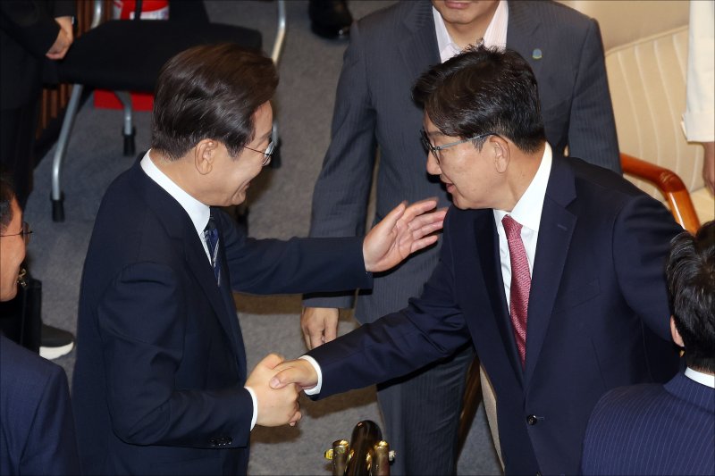 野 “김민석 철회하라”..李대통령 측 “지지율 50% 넘었다”