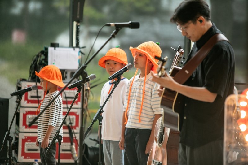 세 아들과 무대 꾸미는 재주소년(오른쪽) (출처=연합뉴스)