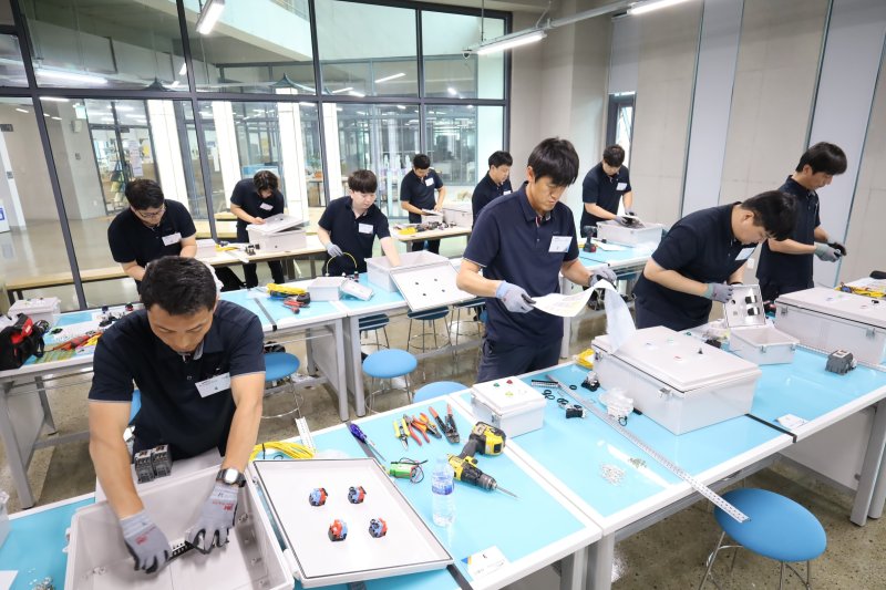 참가자들이 전기 시퀀스 분야(실기)에서 기량을 발휘하고 있다.(케이워터기술 제공. 재판매 및 DB금지)/뉴스1