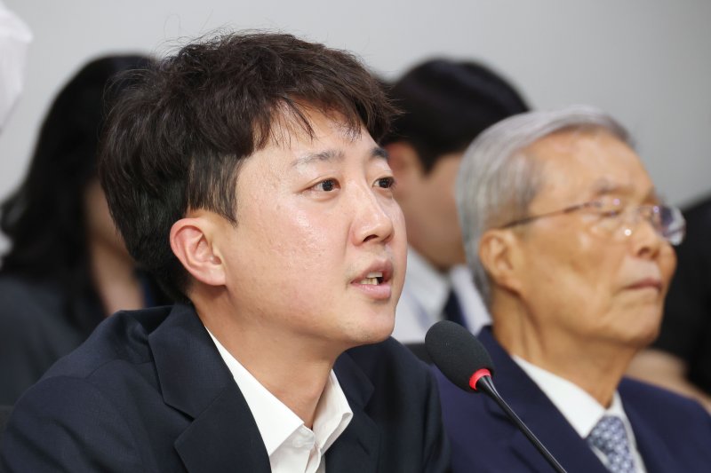 이준석 개혁신당 의원이 23일 오후 서울 여의도 국회 의원회관에서 열린 대선 평가 세미나에서 기념사를 하고 있다. 2025.6.23/뉴스1 ⓒ News1 이광호 기자