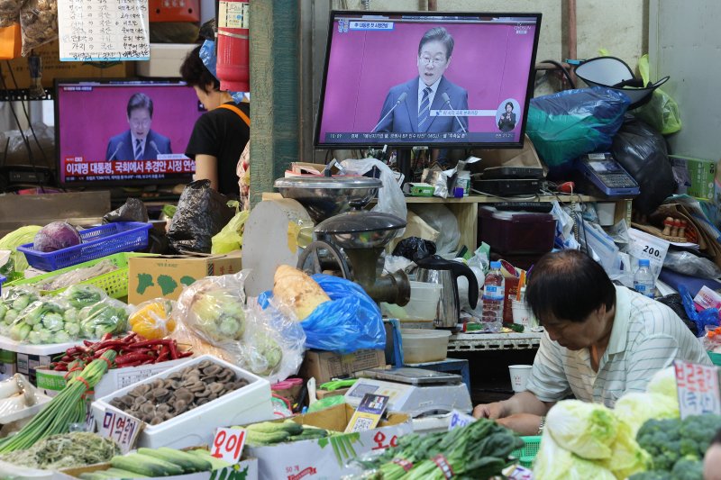 26일 오전 서울 서대문구 인왕시장에서 상인들이 이재명 대통령의 국회 추가경정예산(추경)안 관련 시정연설을 시청하고 있다. 2025.6.26/뉴스1 ⓒ News1 신웅수 기자
