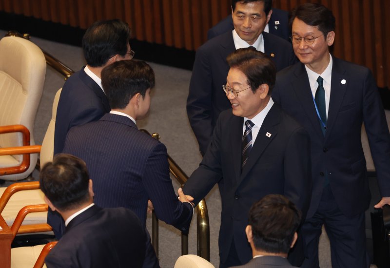 이재명 대통령이 26일 서울 여의도 국회에서 열린 본회의에서 추가경정예산 시정연설을 마친 뒤 김용태 국민의힘 비상대책위원장 등 의원들과 인사를 하고 있다. 2025.6.26/뉴스1 ⓒ News1 국회사진기자단