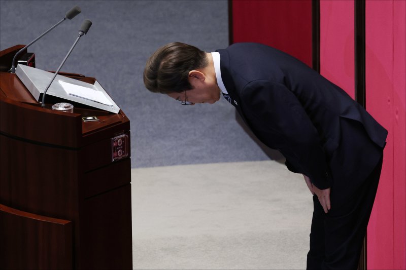 이재명 대통령이 26일 오전 서울 여의도 국회 본회의장에서 추가경정예산안(추경안) 시정연설을 마친 뒤 인사를 하고 있다. 2025.6.26/뉴스1 ⓒ News1 국회사진기자단