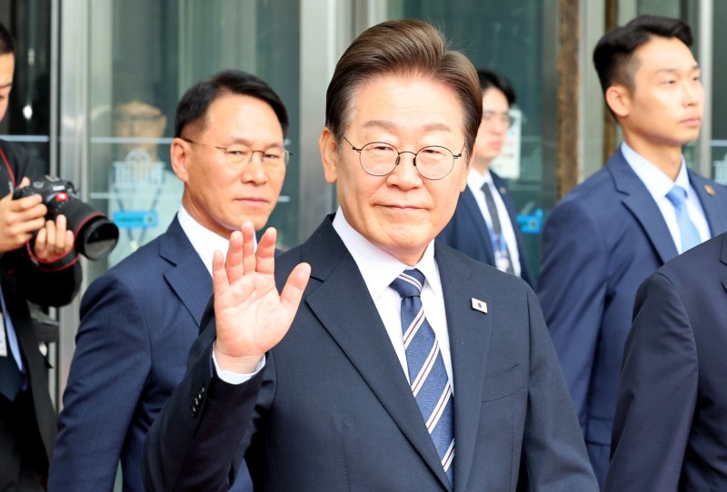 이재명 대통령이 26일 서울 여의도 국회에서 추가경정예산안 시정연설을 마친 뒤, 국회를 나서며 인사를 하고 있다. 2025.6.26/뉴스1 ⓒ News1 국회사진기자단