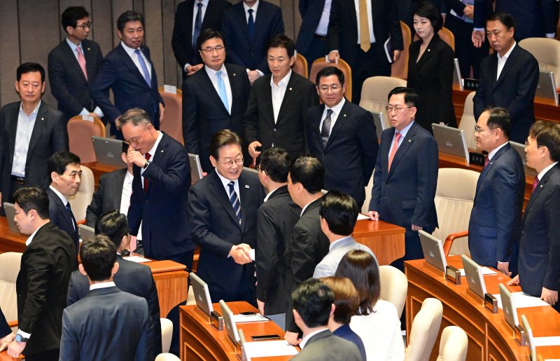 권성동 팔 '툭' 치고, 윤상현·나경원과 이야기.. 이재명 대통령의 첫 국회연설