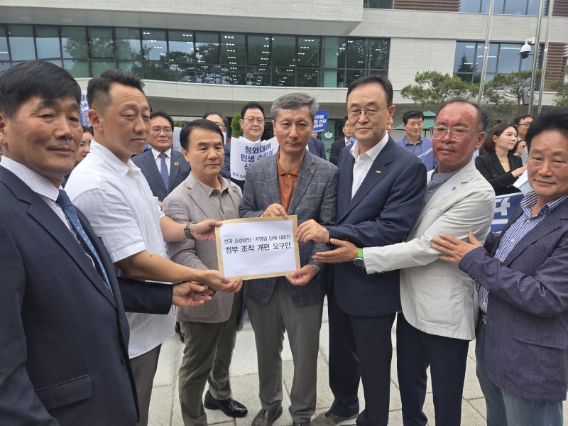 소상공인·자영업 단체 대표들이 26일 오전 서울 종로구 국정기획위원회 앞 기자회견을 마치고 국정기획위원회 조직개편TF에 조직 개편 요구안을 전달하고 있다. 2025.6.26/뉴스1 ⓒ 뉴스1 장시온 기자