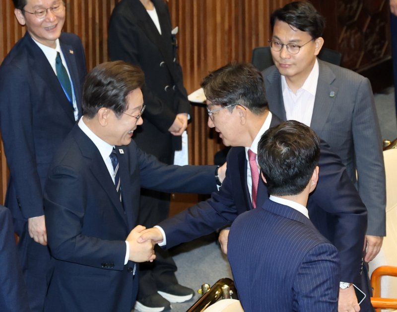 권성동 팔 '툭' 치고, 윤상현·나경원과 이야기.. 이재명 대통령의 첫 국회연설