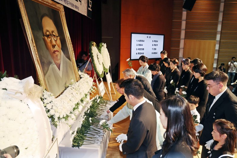 26일 서울 용산구 백범김구기념관에서 열린 백범 김구 선생 제76주기 추모식에서 유족들이 헌화를 하고 있다. 2025.6.26/뉴스1 ⓒ News1 황기선 기자