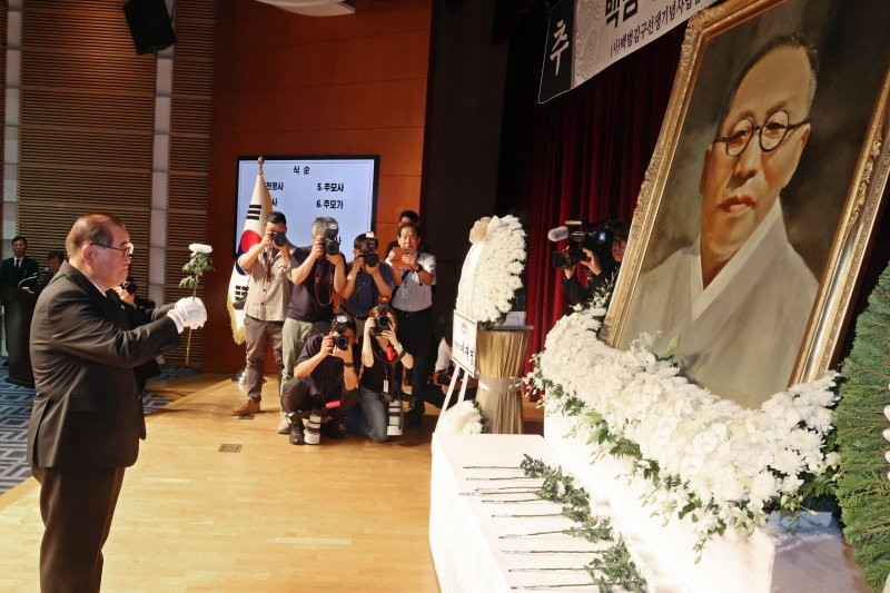 이종찬 광복회장이 26일 서울 용산구 백범김구기념관에서 열린 백범 김구 선생 제76주기 추모식에서 헌화를 하고 있다. 2025.6.26/뉴스1 ⓒ News1 황기선 기자