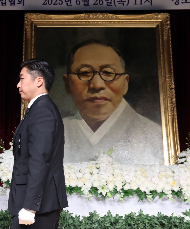 백범 김구 선생의 증손자인 김용만 더불어민주당 의원이 26일 서울 용산구 백범김구기념관에서 열린 백범 김구 선생 제76주기 추모식에서 헌화를 마치고 자리로 이동하고 있다. 2025.6.26/뉴스1 ⓒ News1 황기선 기자