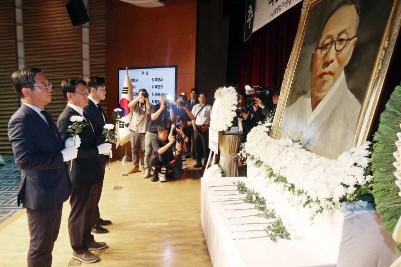 김용태 국민의힘 비상대책위원장(오른쪽부터)과 황운하 조국혁신당 의원, 정승원 김승원 더불어민주당 의원이 26일 서울 용산구 백범김구기념관에서 열린 백범 김구 선생 제76주기 추모식에서 헌화를 하고 있다. 2025.6.26/뉴스1 ⓒ News1 황기선 기자