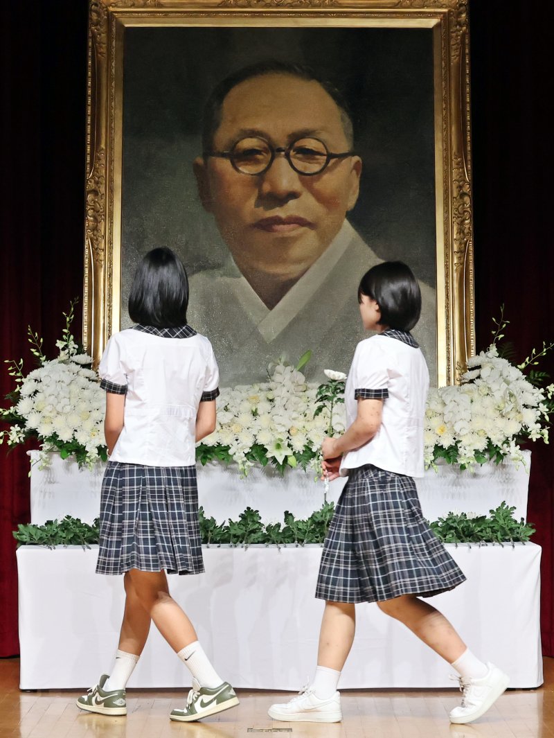 26일 서울 용산구 백범김구기념관에서 열린 백범 김구 선생 제76주기 추모식에서 이화여자고등학교 백범일지 독후감대회 수상 학생들이 헌화를 하고 있다. 2025.6.26/뉴스1 ⓒ News1 황기선 기자