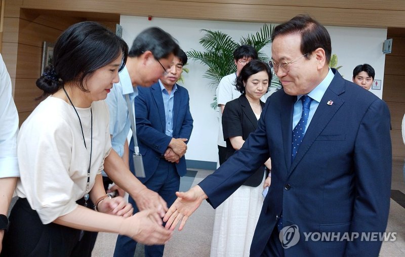 직원들과 작별 인사하는 서거석 전북교육감 (출처=연합뉴스)