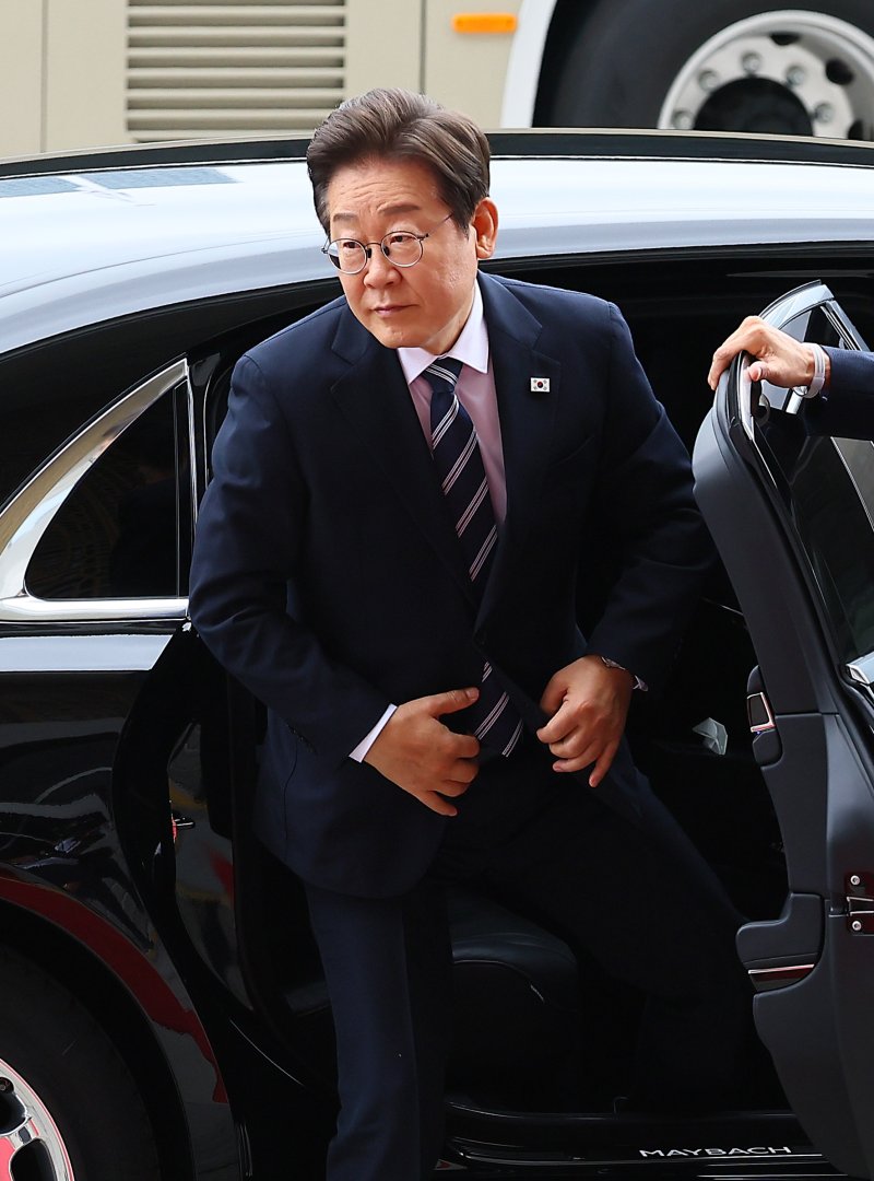 [서울=뉴시스] 고범준 기자 = 이재명 대통령이 26일 추가경정예산(추경) 시정연설을 위해 국회에 도착해 차량에서 내리고 있다. 2025.06.26. bjko@newsis.com