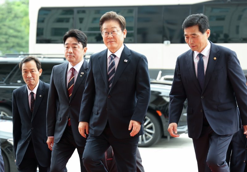 [서울=뉴시스] 고범준 기자 = 이재명 대통령이 26일 추가경정예산(추경) 시정연설을 하기 위해 국회로 들어서고 있다. 왼쪽부터 우상호 정무수석, 강훈식 비서실장, 이 대통령, 김민기 국회 사무총장. 2025.06.26. bjko@newsis.com