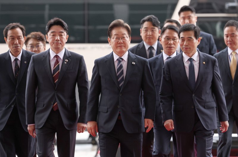 [서울=뉴시스] 고범준 기자 = 이재명 대통령이 26일 추가경정예산(추경) 시정연설을 하기 위해 국회로 들어서고 있다. 2025.06.26. bjko@newsis.com